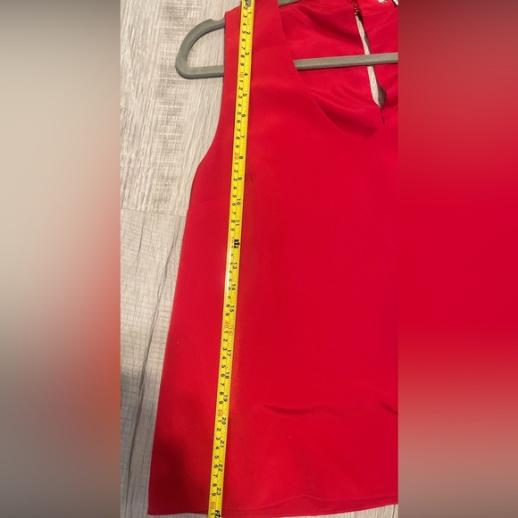 Halston sleeveless choker top with keyhole. - Picture 4 of 6